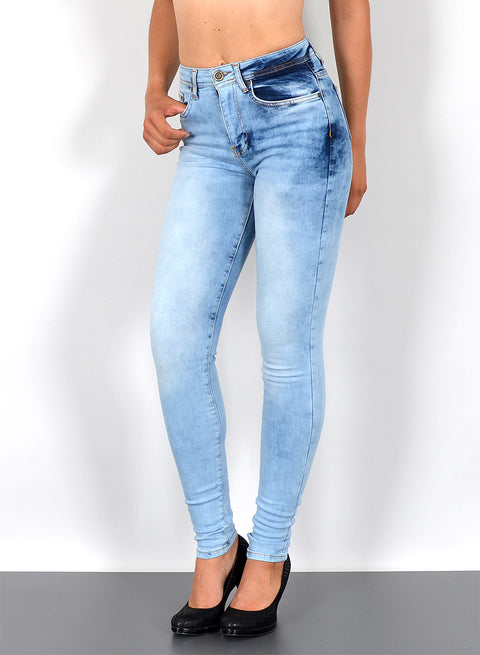 Eine Dame, die eine enge Damen Skinny Fit Jeans High Waist trägt.